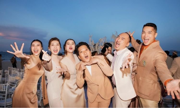 Nhìn thẳng ống kính và nở nụ cười tự nhiên