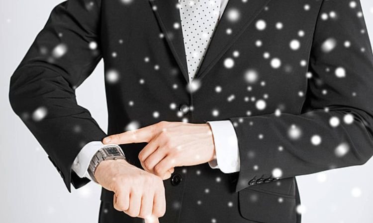 Tạo dáng nhìn vào đồng hồ đeo tay