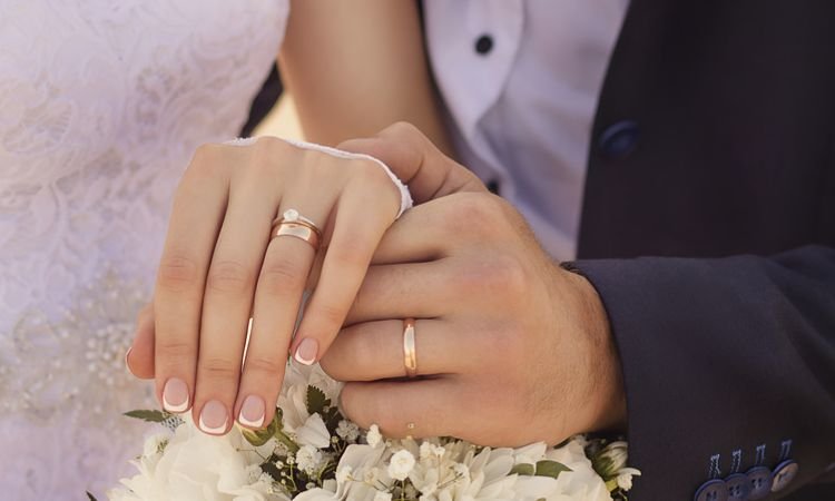 Có nên đeo nhẫn cưới khi chụp ảnh cưới